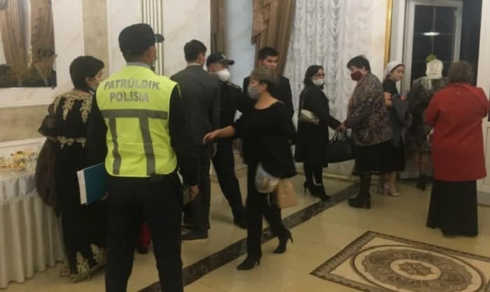 "Toishyl qaýymǵa aiaýshylyq joq". Almatyda quda kútý men týǵan kún toilaýǵa shekteý qoiyldy