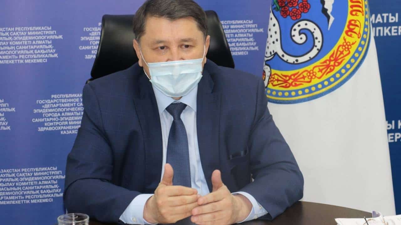 "Tyiym jáne tyiym...". Bekshin karantindi kúsheitý týraly jańa qaýlyǵa qol qoidy