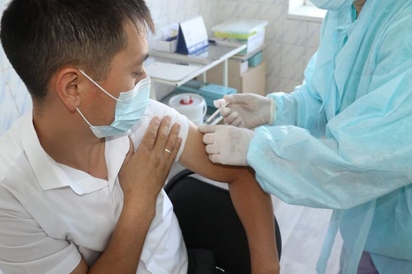 Túlkibastyq memqyzmetkerlerdiń 100 paiyz ekpe saldyrdy