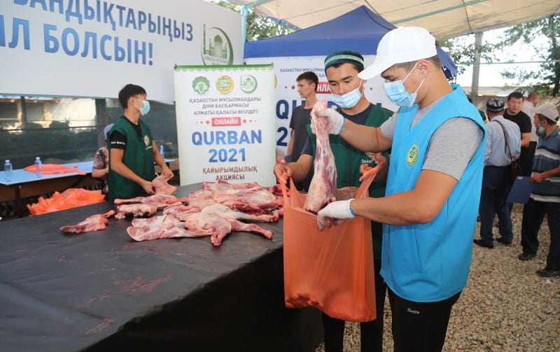 Kómekke muqtaj 1500 almatylyq qurbandyqqa shalynǵan maldyń etin aldy