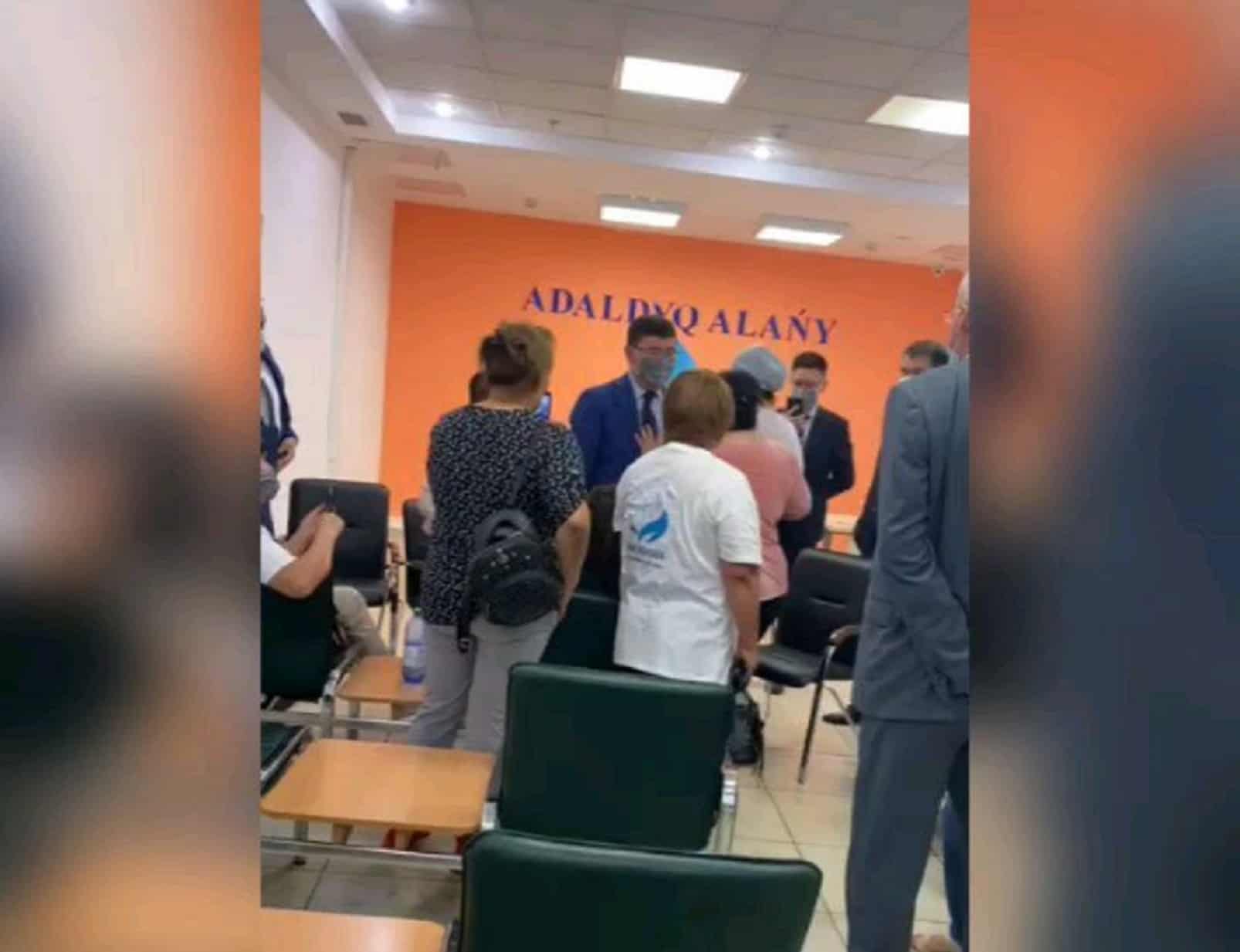 Vaktsinaǵa qarsy shyqqan bir top áiel Tsoidyń orynbasaryna tap berdi