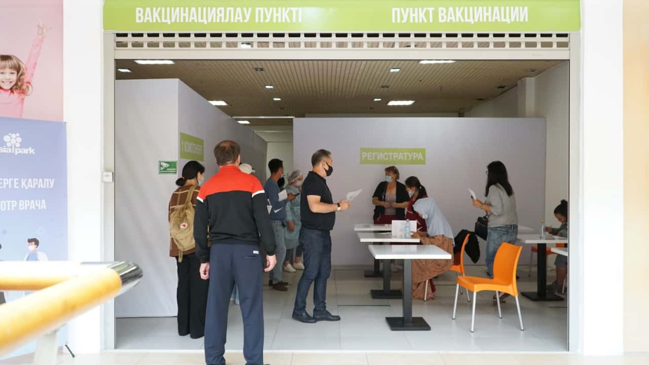 Nur-Sultanda qyzmetkerleri tolyqtai vaktsina alǵan kásiporyndar kóbeiip keledi