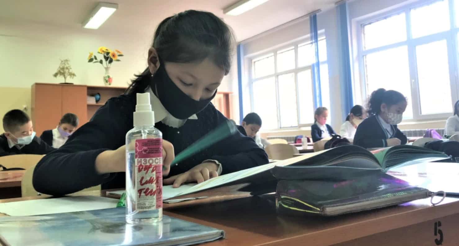 "Onlain dáýir aiaqtaldy". Oqýshylar 1 qyrkúiekten bastap mektepke baryp oqidy