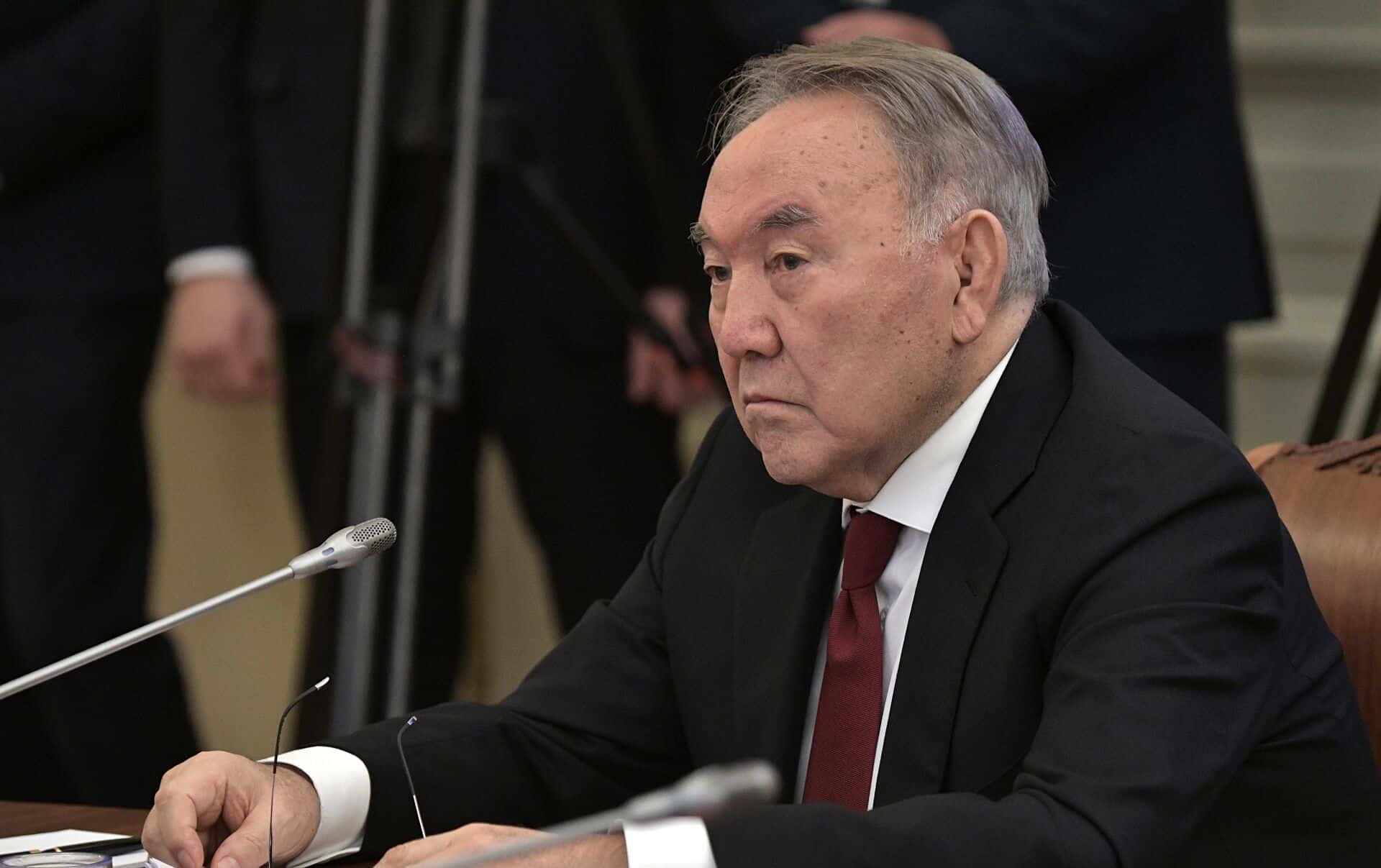 Nazarbaev bilikten ne sebepti kete almai júrgenin aitty
