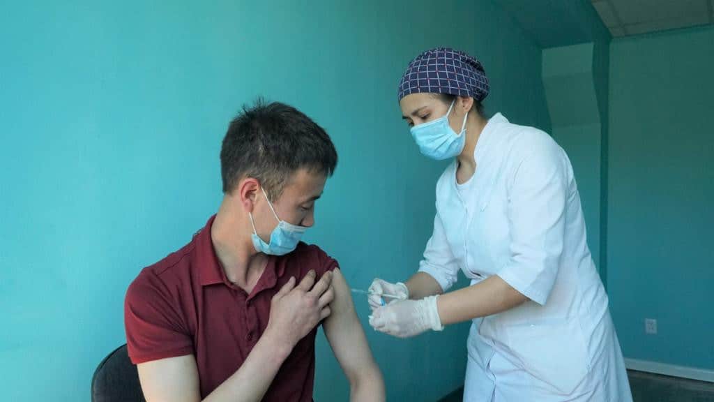 Nur-Sultanda qala turǵyndaryn KVI-ge qarsy vaktsinalaý qarqyny artyp keledi