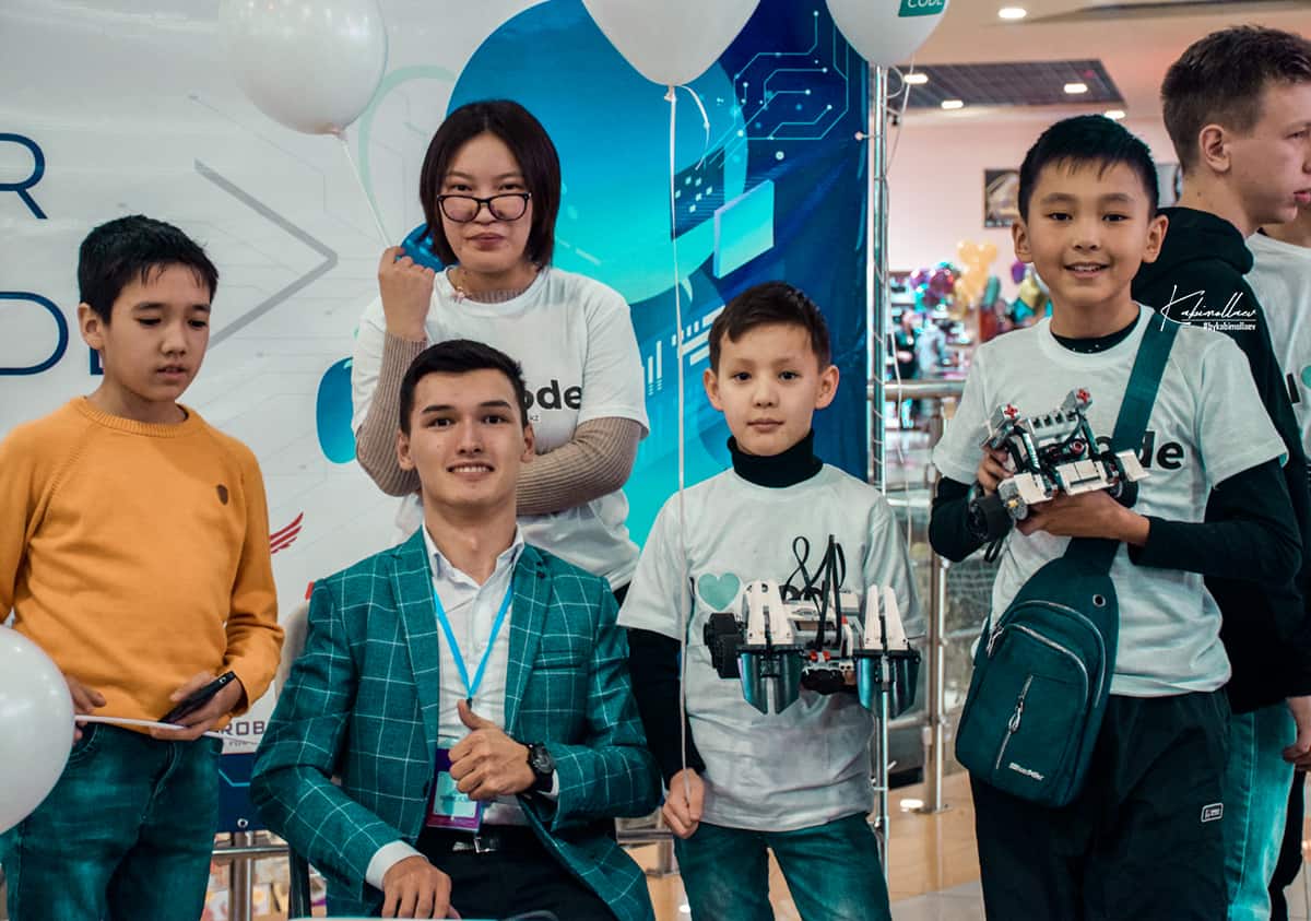 Taldyqorǵanda IT mektebiniń negizin qalaǵan startaper 300-ge jýyq balany tegin oqytýda
