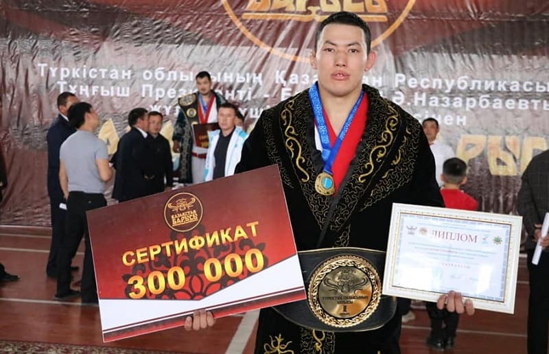 Түркістанның балуаны бас жүлденің қанжығасына байлады