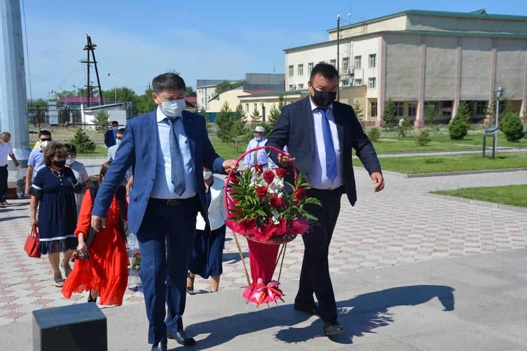 Alakólde saiasi qýǵyn-súrgin jáne asharshylyq qurbandarynyń eskertkishterine gúl shoqtary qoiyldy