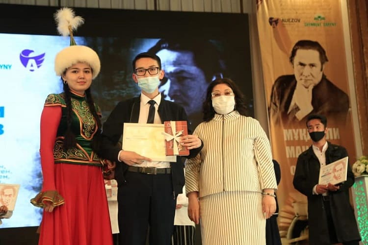 Shymkentte 131 oqýshy «Elbasy medali» iegeri atandy