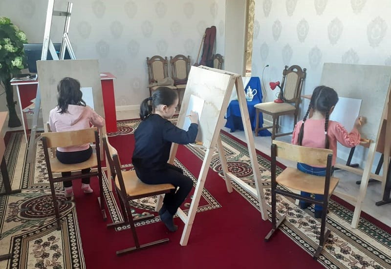 قاراپايىم سۋرەتشٸ جەكە قارجاتىنا بالالارعا ارناپ «سۋرەت سالۋ» ٷيٸرمەسٸن اشتى