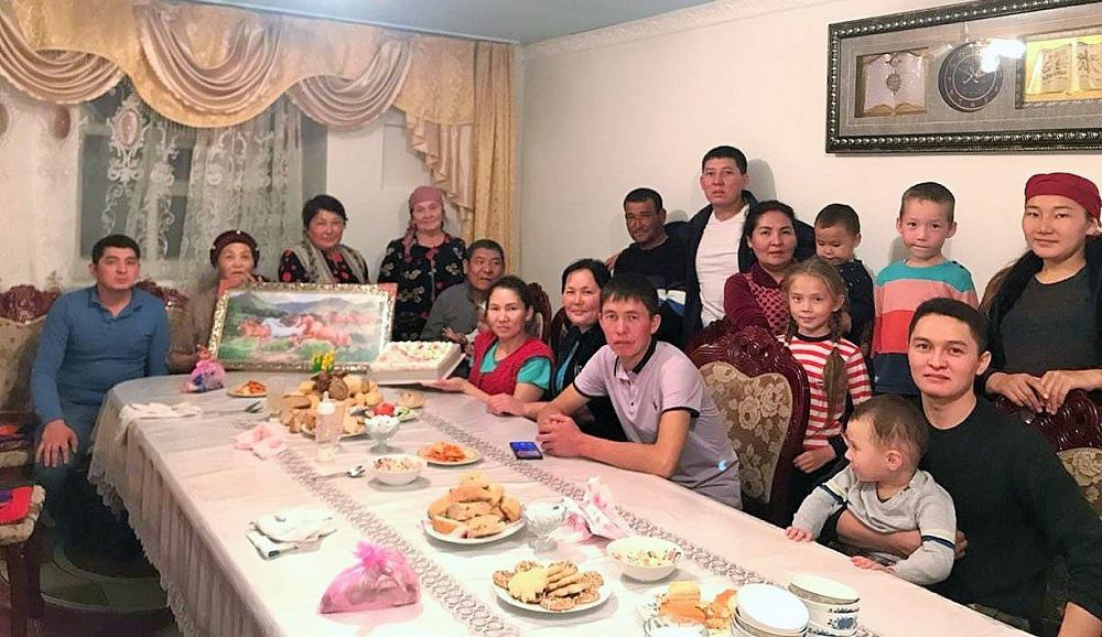Jarkentte bes ulttyń balasyn baýyryna basqan otbasy turady