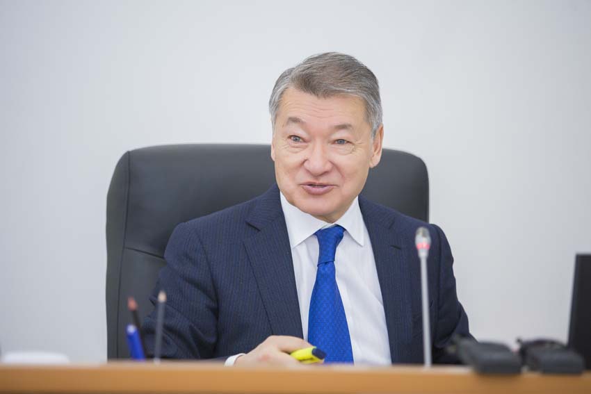 Danial Ahmetov oblys turǵyndaryn Oraza ait merekesimen quttyqtady