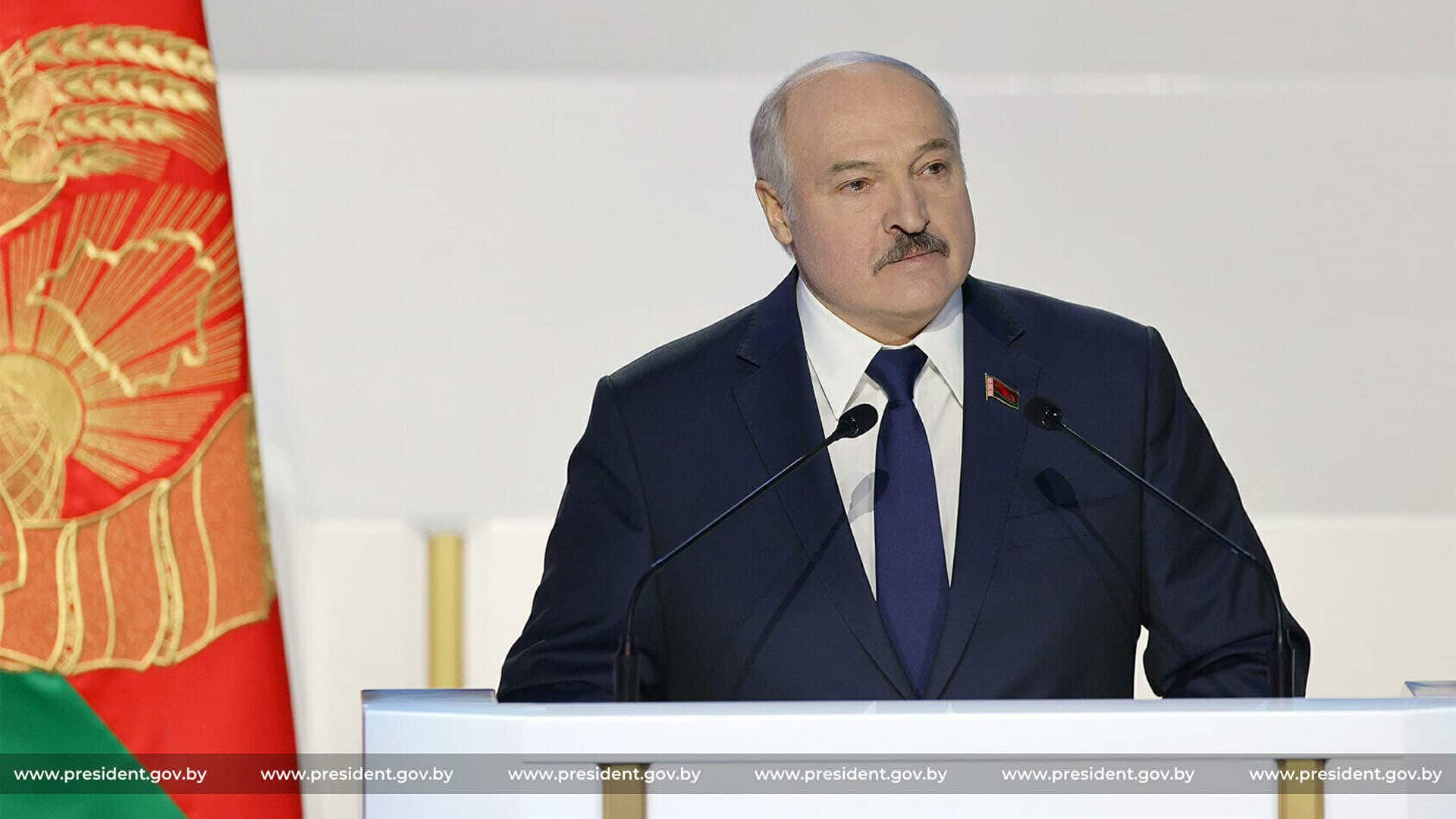 "Júrip ketsem, qaraýsyz qalasyńdar...". Lýkashenko birtúrli jarlyqqa qol qoidy