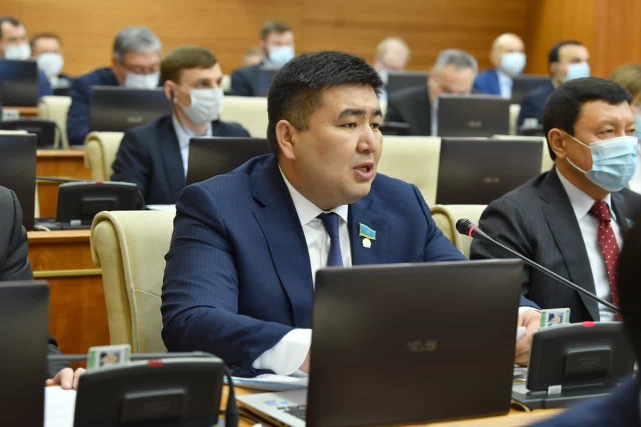 Mamai, sen Baibekke jala japtyń. Endi sot aldynda jaýap ber! – depýtat