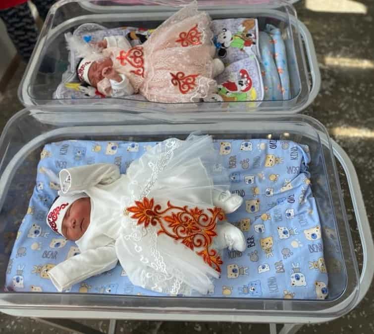 Aiagózde jańa týǵan sábilerge ulttyq kiim tartý etildi