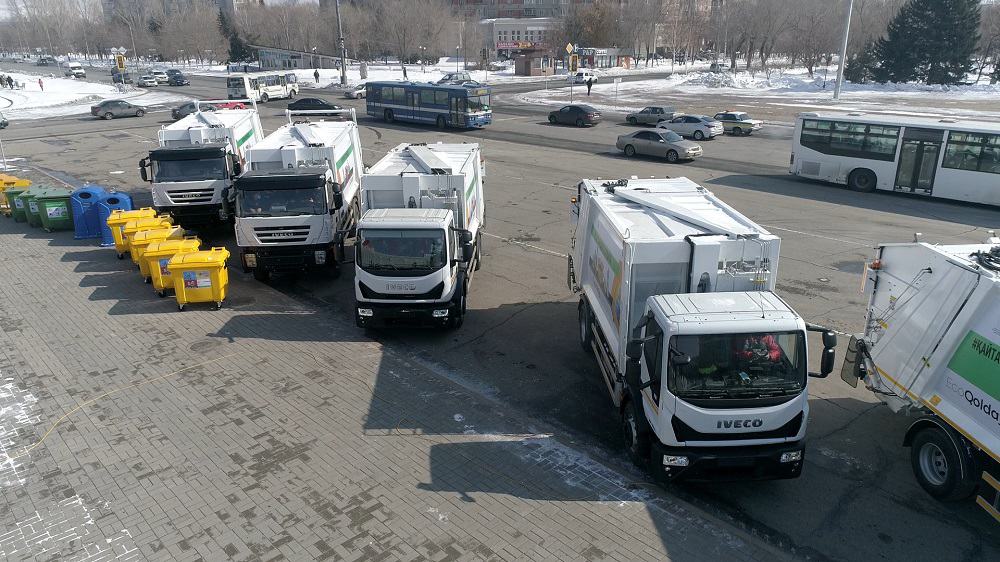 Ýst-Kamenogorský i Semei peredali 2856 konteinerov i 12 mýsorovozov dlia razdelnogo sbora TBO