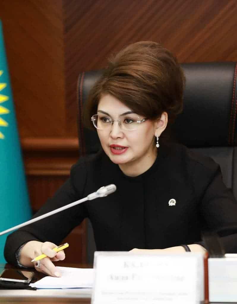 Ministr Balaeva depýtat saýalyna jaýap berdi