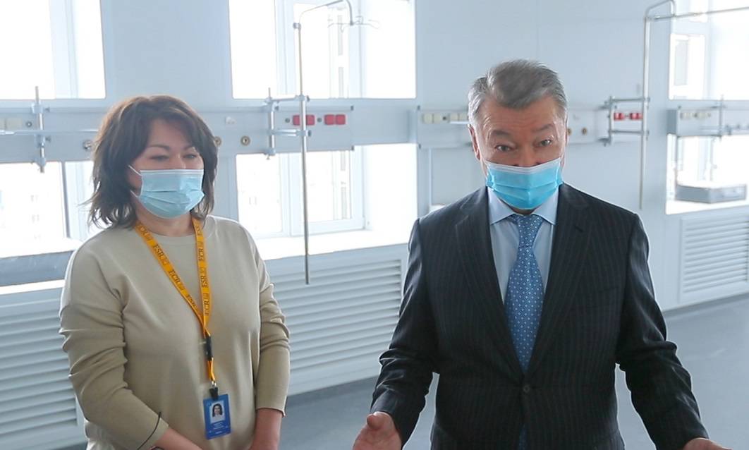 Ahmetov salynyp jatqan emdeý mekemesiniń qabyrǵasynan bastap edenine deiin tekserdi