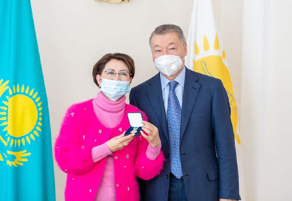 Danial Ahmetov Roza Rymbaevaǵa «ShQO Qurmetti azamaty» tósbelgisin tabys etti