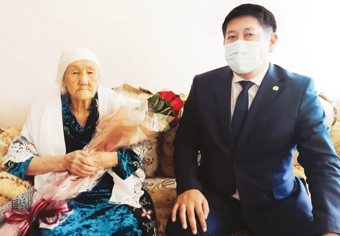Anany ardaqtaǵan ákim