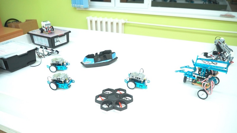Atyraýda mektep oqýshylary robot pen drondy qurastyryp, bi bileýdi meńgerýde