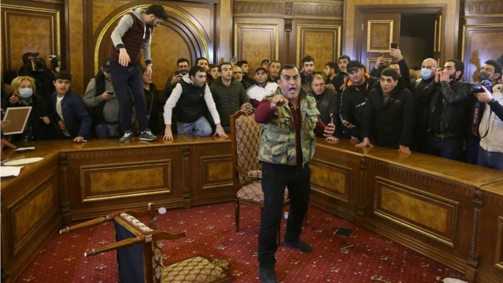 "پاشينيان كەت!". نارازى حالىق پارلامەنتكە باسىپ كٸردٸ (فوتو)