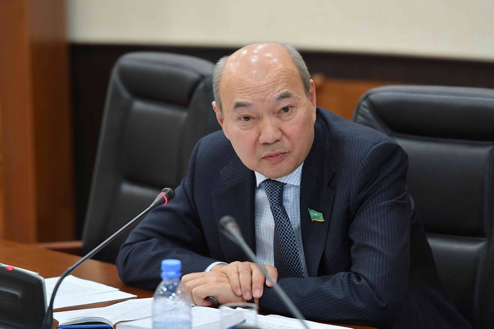 Jumaǵulov: «Oqýlyq asyǵys jazylady, mamandar tómen jalaqy alady»