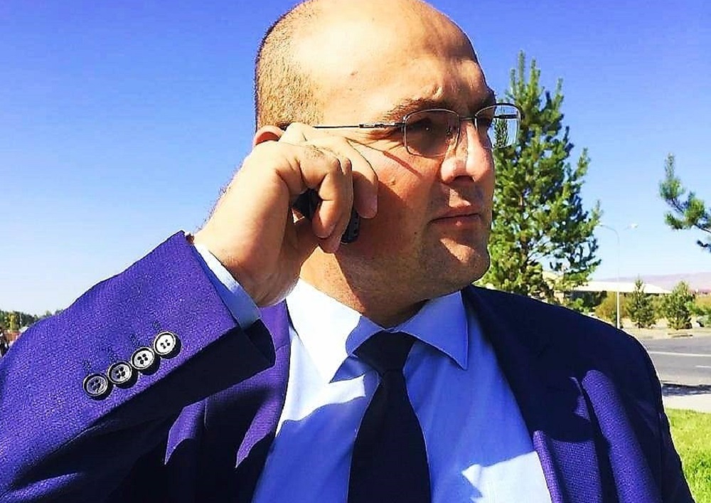 ەكٸمدٸك قىزمەتكەرٸ: «قۇرمەتتٸ اقساقالدار, قازاق تٸلٸندە سٶيلەسسەك قالاي بولادى?»