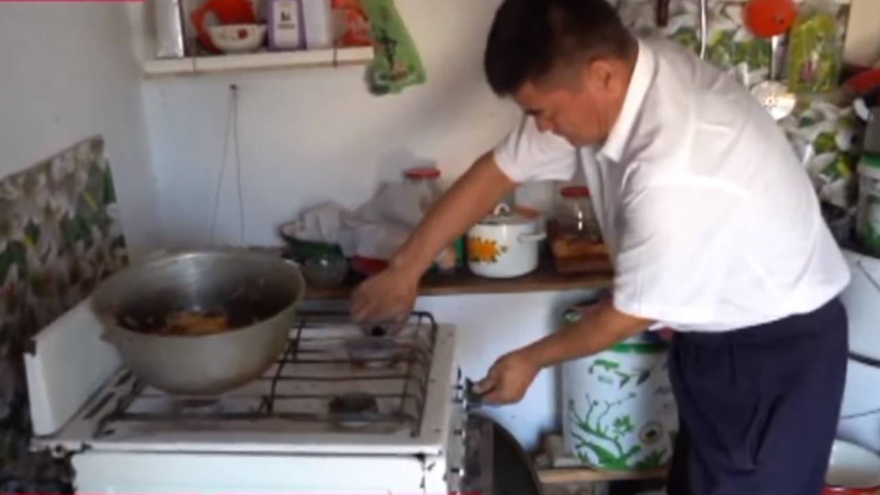 Áieli tastap ketti. Kúzetshi jigit 9 balany jalǵyz baǵyp otyr (video)