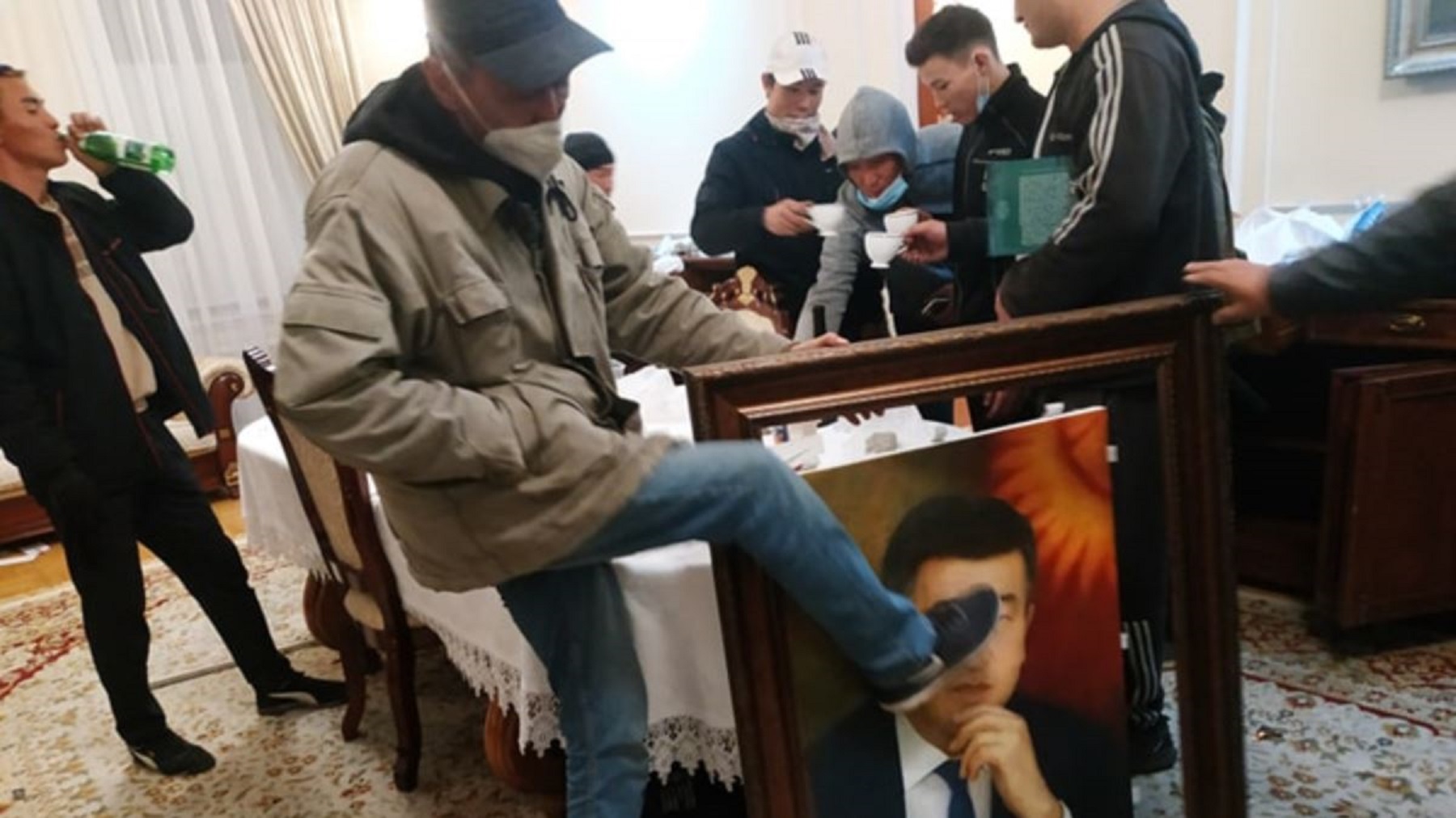 Jeenbekov qashty. Qyrǵyzdar bir túnde Aq úidi basyp aldy