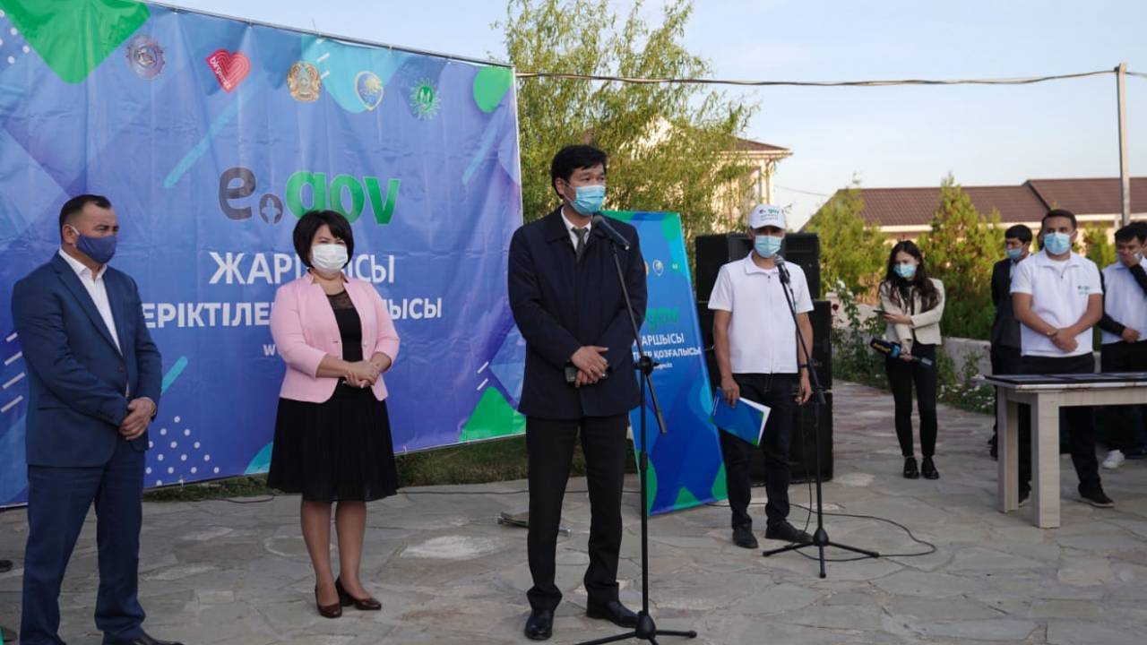 Almaty oblysynda volonterler aýyl turǵyndaryn memqyzmetti onlain alýǵa úiretýde