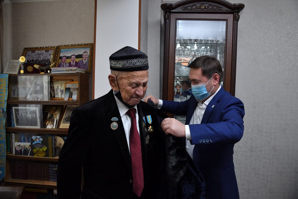 Shymkent ákimi qarttardy merekesimen quttyqtady