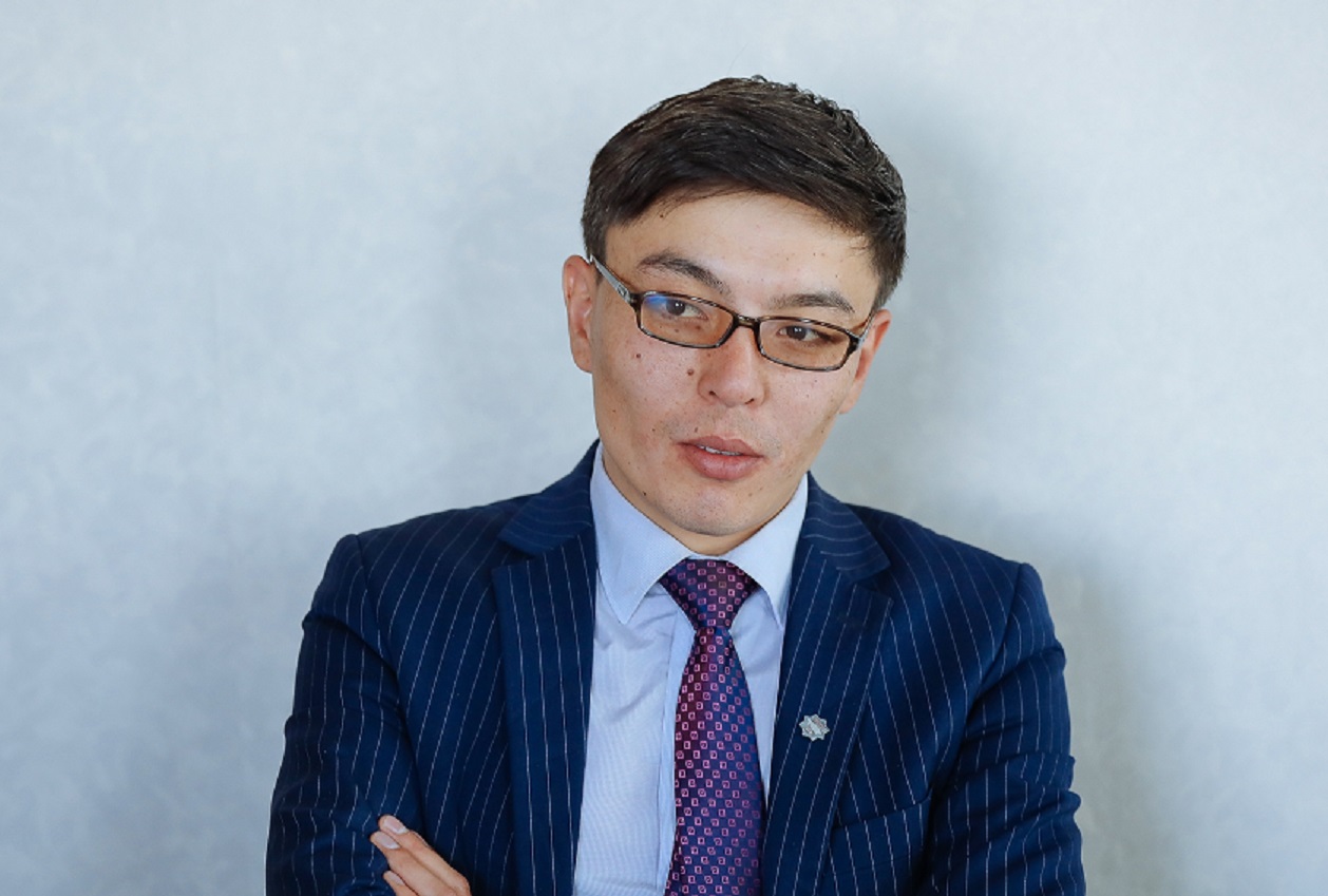 Әлібек Байбол: "Бізге өткір әлеуметтік мәселе көтеретін пьесалар қажет"