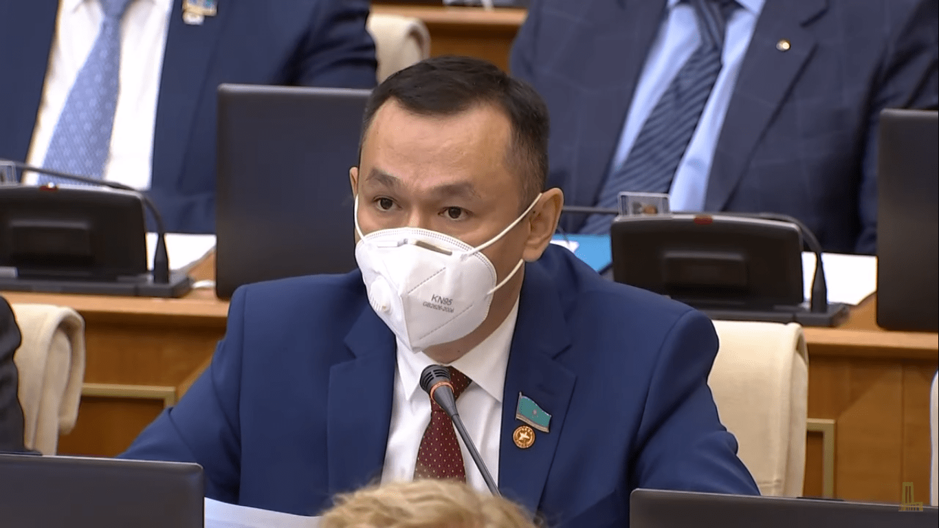 Kommýnist Qońyrov azyq-túlikti talonmen taratpaq. Máminge usynys joldap qoidy