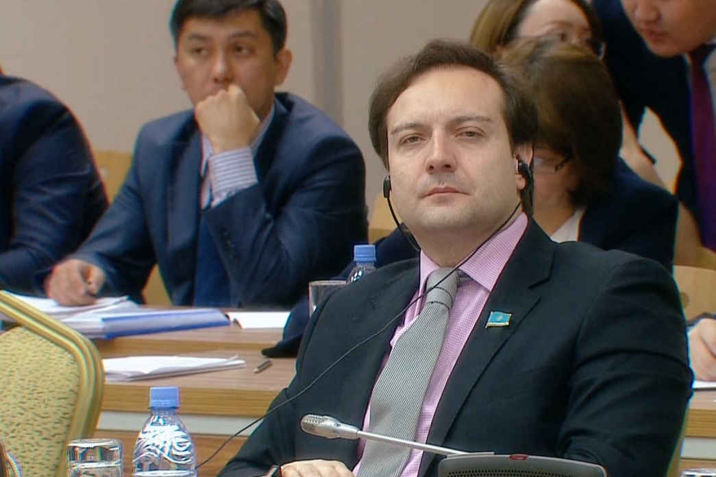 Zeinetaqynyń 10 paiyzyn salyqqa ustaǵannan Úkimet baiyp ketpeidi - "Nur Otan" depýtaty