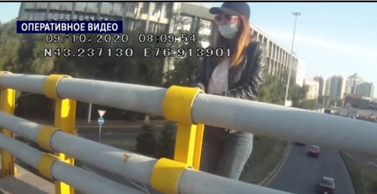 Almatyda politseiler kópirden sekirmek bolǵan qyzdy qutqaryp qaldy