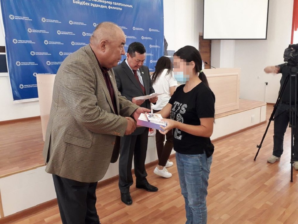 Báidibekte kásipker 12 oqýshyǵa planshet alyp berdi