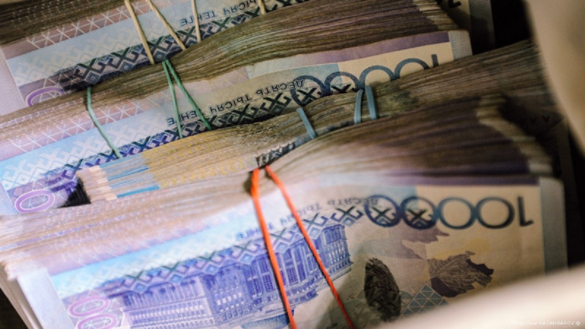 "Qazpochta" basshysynyń ailyǵy qatardaǵy operatordan 40 ese kóp - qarjyger