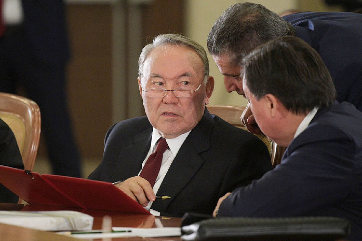 Saiasattanýshy Nazarbaev áli de bilikte otyrǵanda ne bolaryn aitty