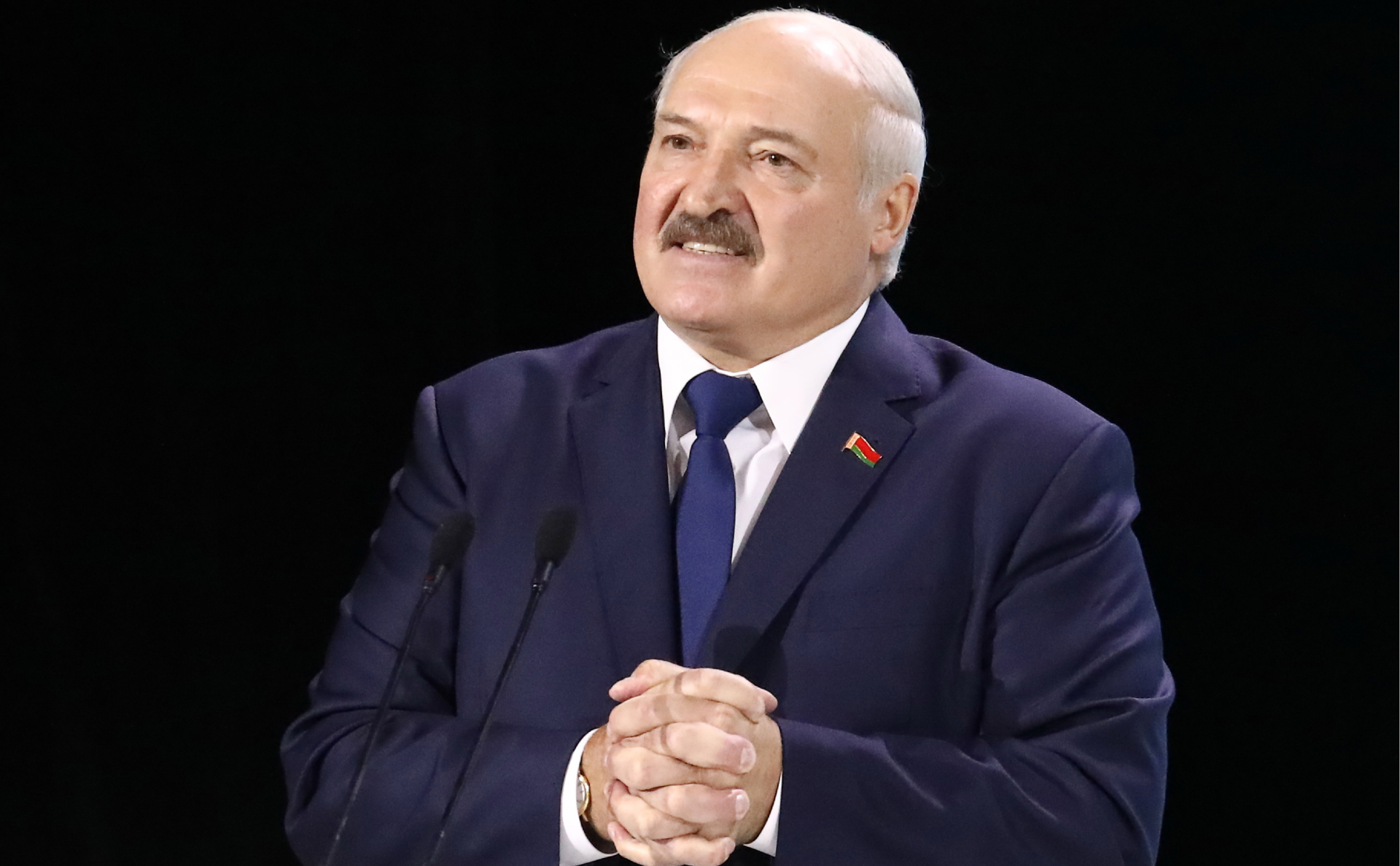 "Batka búldirdi". Lýkashenko óz elin satyp ketýge shaq tur – saiasattanýshy