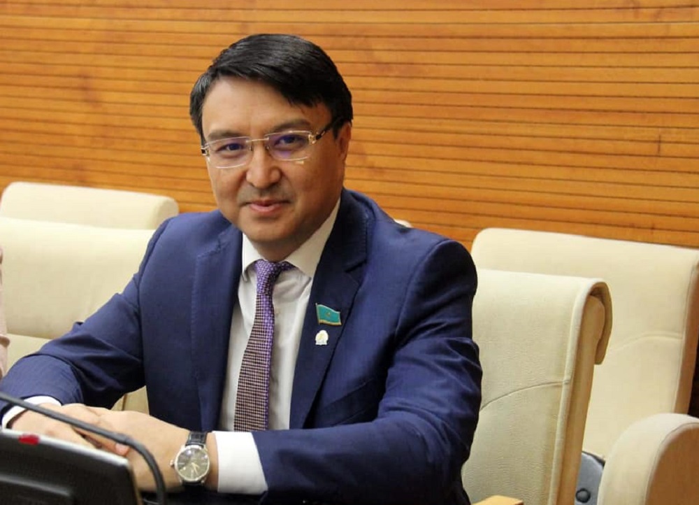 دەپۋتات 42 500 تەڭگەنٸ اي سايىن تٶلەۋدٸ ۇسىندى