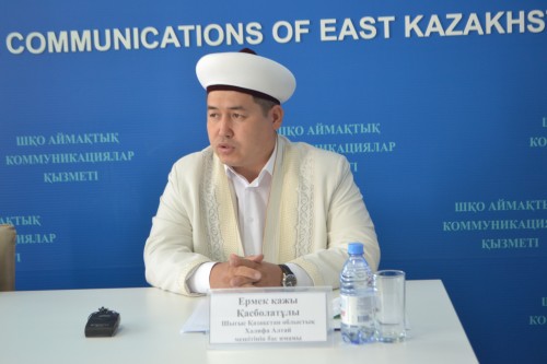 Өскеменнің бас имамы Мұхатай Ермек қажы каратинге байланысты мешіттерде айт намазы оқылмайтынын айтты