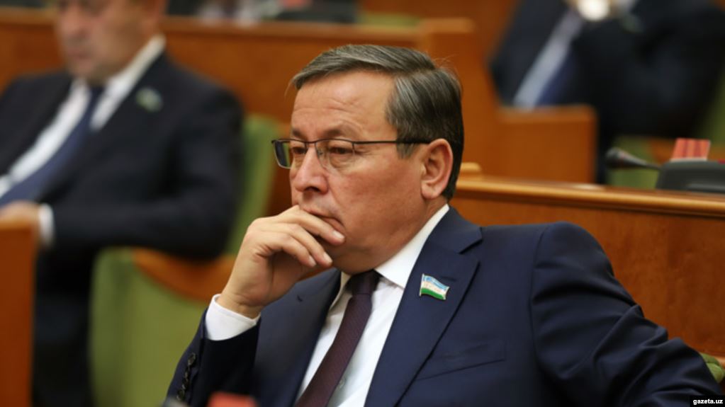 Ándijannyń ákimi brifingte jýrnalisterge 500 dollar syiaqy taratypty