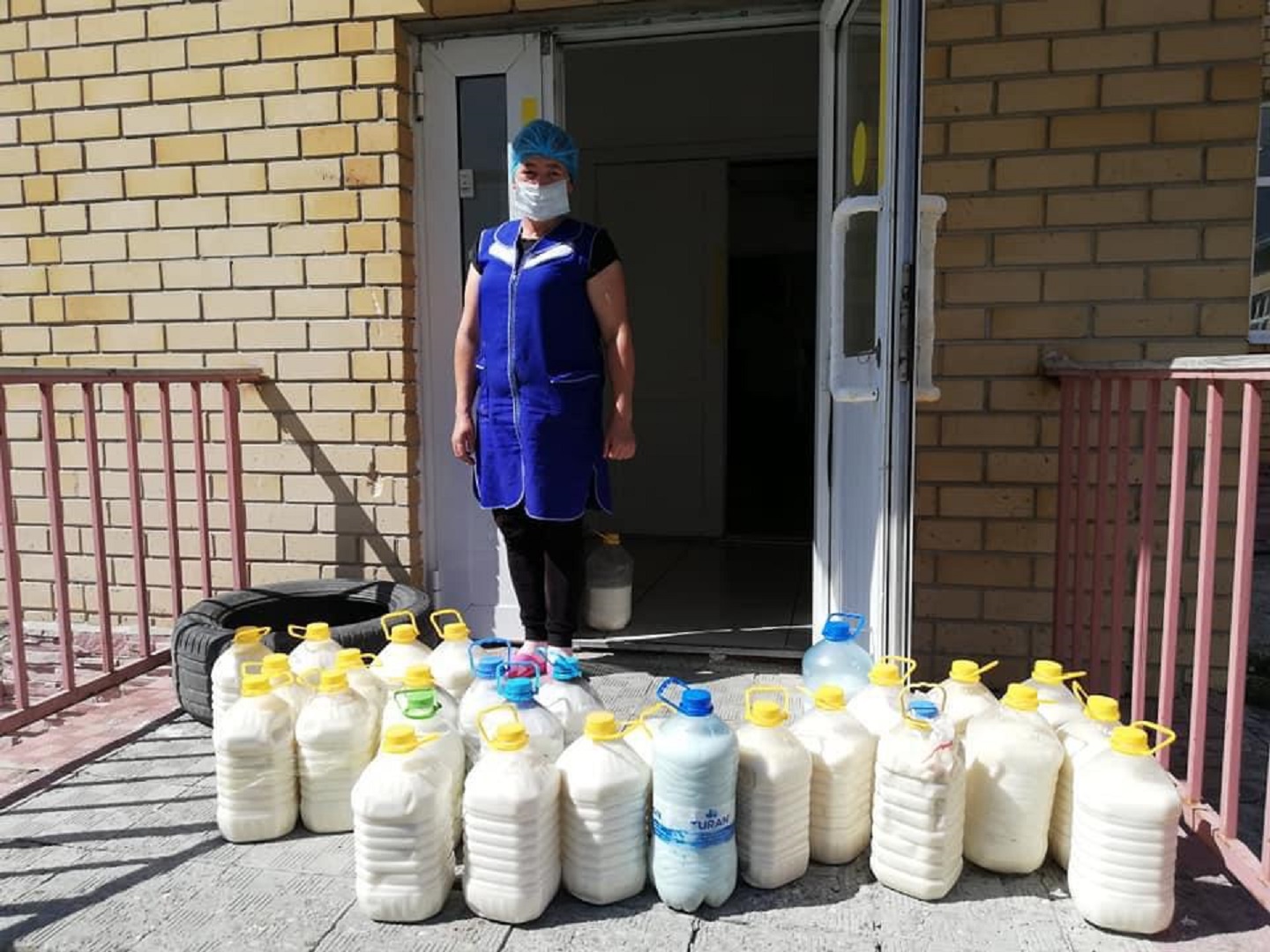 Саржал ауылының тұрғындары 1 тонна қымызды Семейдегі ауруханаларға тегін таратты