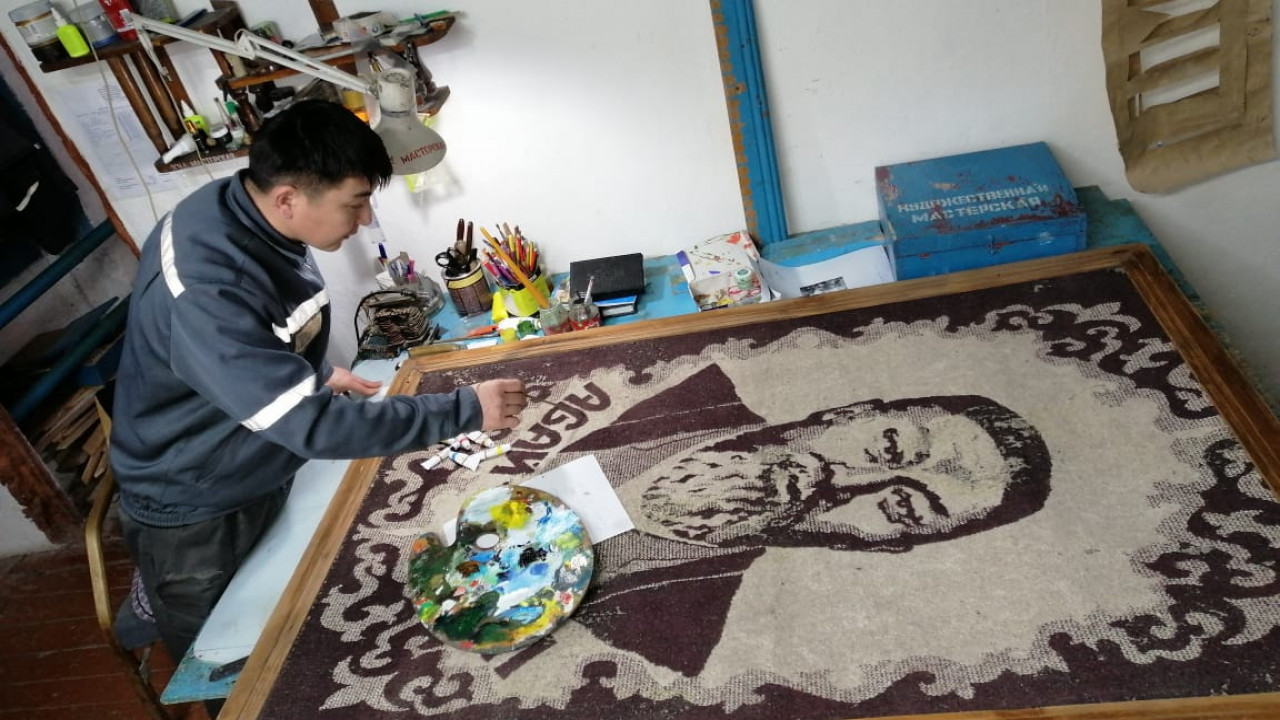 ShQO da sottalǵan azamat túrmede Abai portretin salyp jatyr