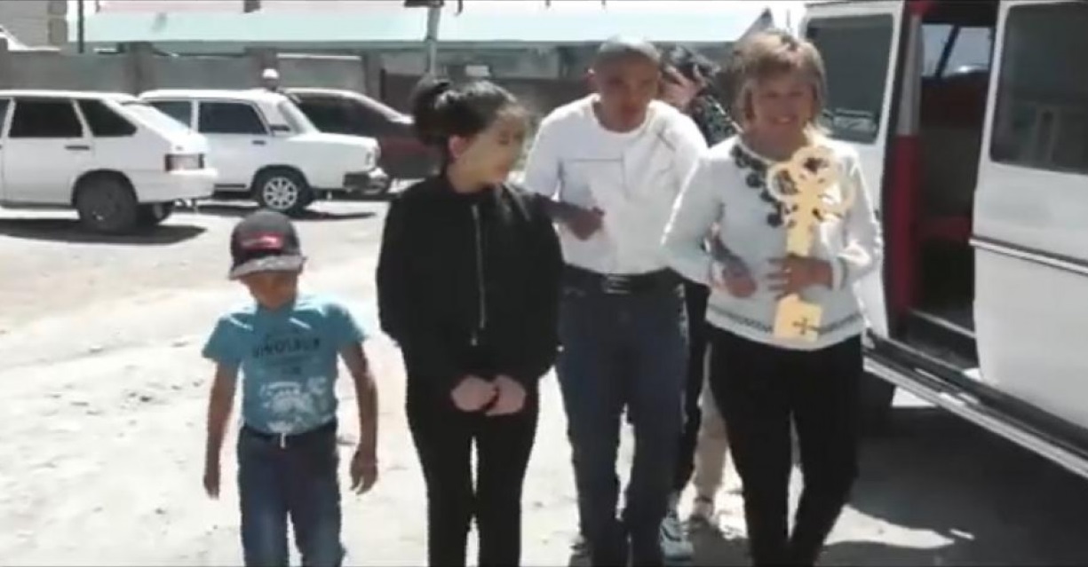Aiagózde mektep túlekteri jalǵyzbasty anaǵa erekshe syi jasady (video)