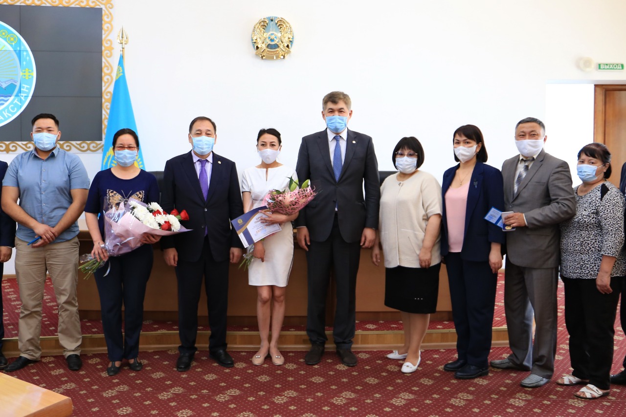 Біртанов коронавируспен күресіп жатқан ШҚО дәрігерлерін марапаттады