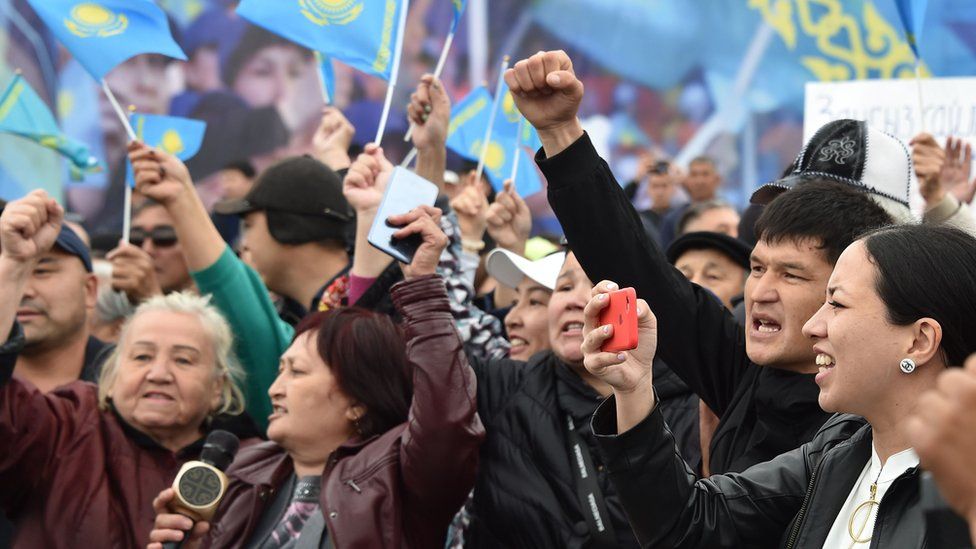 Министрлік митингке қатысты заң жобасындағы қателікке түсініктеме берді