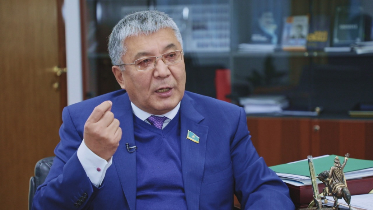 Senator: "Halyq nege ashýly? Sebebi ádiletsizdikke kúiinedi"