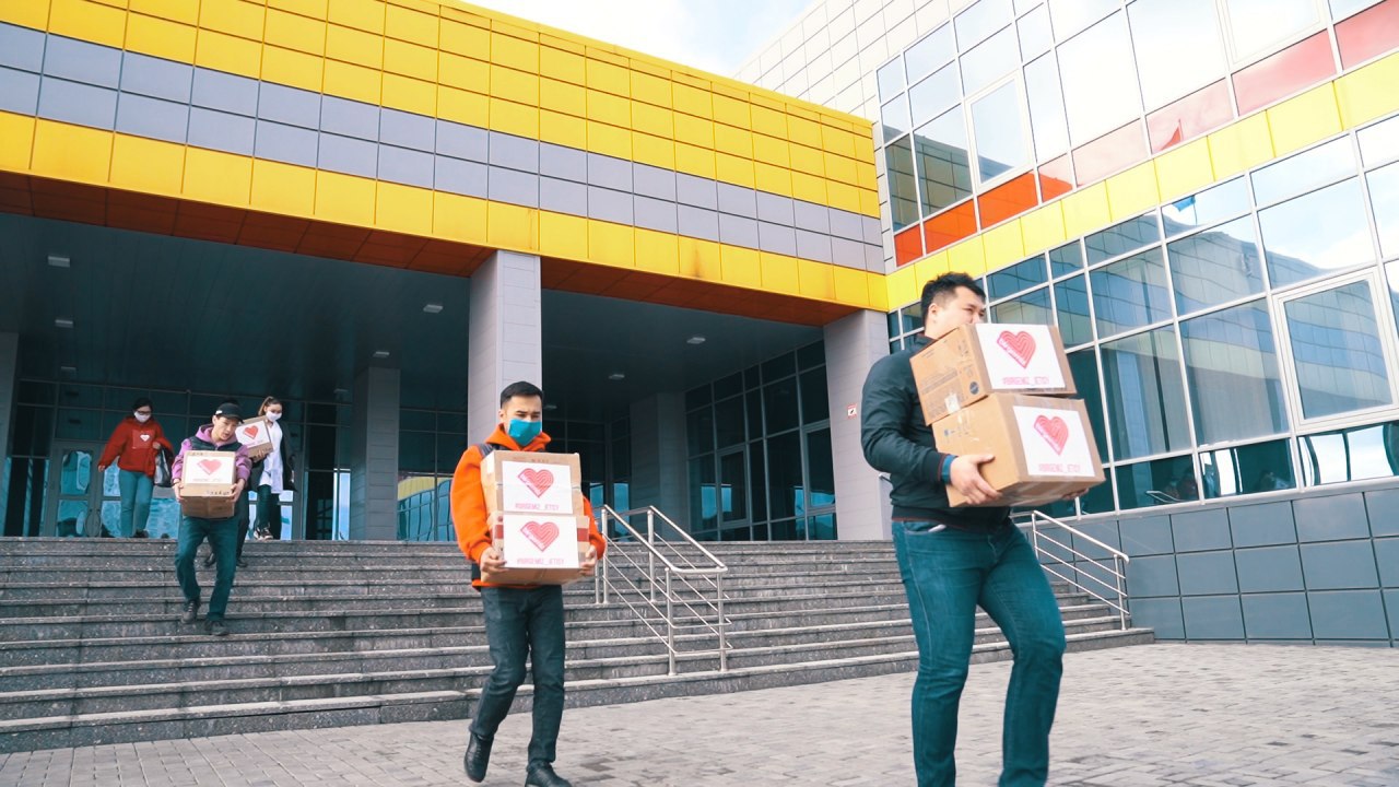 Almaty oblysynda volonterler 357 otbasyna azyq-túlik jetkizdi
